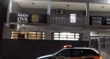Homem introduz cabo de vassoura no ânus da amásia na cidade de Patos de Minas