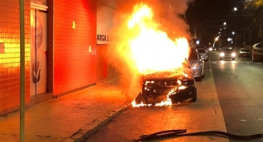 Sistema  ‘Olho Vivo’ flagra carro pegando fogo no Centro de Patos de Minas