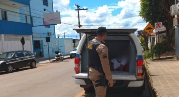 Homem que sofre de transtorno bipolar invade oficina e dispara cinco tiros em Patos de Minas