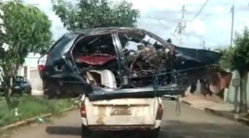 Motorista é flagrado transportando veículo em carroceria de Saveiro e vídeo viraliza 