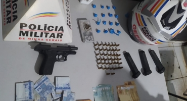 Policia cumpre mandado e encontra arma e droga em residência na cidade de Patos de Minas