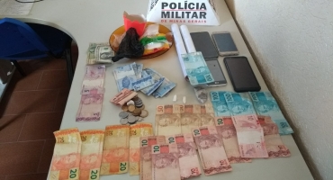 PM de Carmo do Paranaíba cumpre mandado, apreende drogas e encaminha suspeito para a delegacia