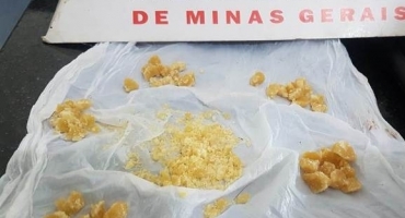 PM prende “Pelecão” em Patos de Minas e localiza saco plástico com 70 pedras de crack 