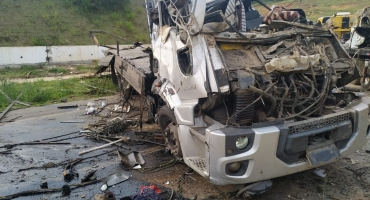 Motorista de caminhão fica gravemente ferido em capotamento na BR-146 em Serra do Salitre