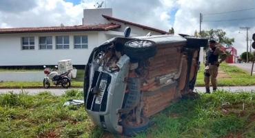 Idoso tomba carro em canteiro centro no Bairro Boa Vista em Patos de Minas