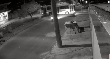 Imagem flagra acidente de motocicleta com ônibus no Bairro Barreiro em Patos de Minas 