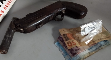 GEPMOR aborda veículo e encontra arma munições e droga em Patos de Minas