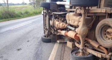 Pneu estoura e motorista tomba utilitário na MGC-354 em Presidente Olegário