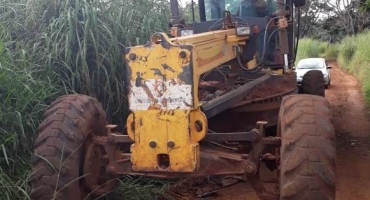 Bandidos tentam furtar máquina da prefeitura de Carmo do Paranaíba, mas abandonam veículo em estrada vicinal 