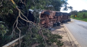 Carreta carregada de soja tomba na BR-354 próximo a ponte do Córrego São Bartolomeu 