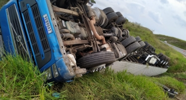 Carreta tomba na BR-146 no município de Cruzeiro da Fortaleza