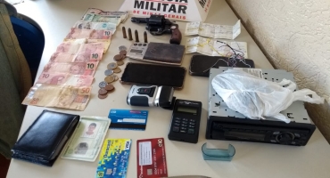 Desavença entre traficantes leva mulher para a delegacia de polícia por porte ilegal de arma de fogo 