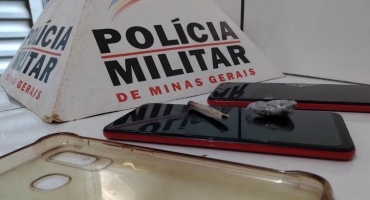 Patos de Minas: rapaz é flagrado com garota de 14 anos dentro de carro e portando droga