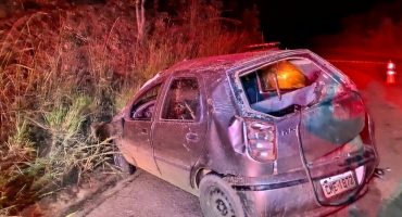  Motorista com sintomas de embriaguez capota veículo na MG-190 e mãe e filho morrem