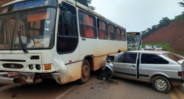 Motorista embriagado provoca acidente na BR-365; ele ficou gravemente ferido e 20 pessoas foram para o hospital