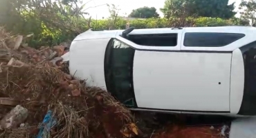 Carro desengata com duas crianças dentro desce rua e tomba em Patos de Minas