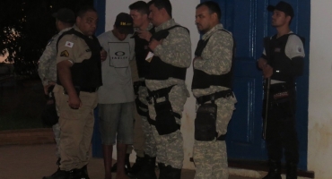 Rapaz é preso quando deixava droga e celulares para detentos na penitenciária de Carmo do Paranaíba