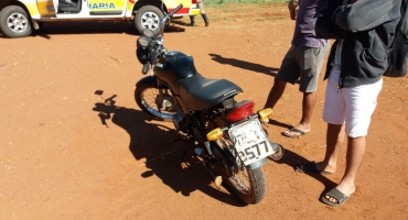 Motocicleta adaptada com placa de automóvel e com chassi raspado é apreendida pela PM 