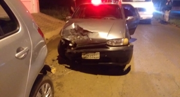 Motorista inabilitado e alcoolizado atinge três veículos em Carmo do Paranaíba 