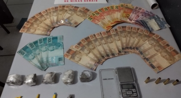 Denúncia leva PM de Patos de Minas a prender três suspeitos e localizar drogas, munições e dinheiro