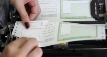 Termina nesta quarta (06) o prazo para fazer a primeira via do título de eleitor, regularizar ou transferir Termina nesta quarta (06) o prazo para fazer a primeira via do título de eleitor, regularizar ou transferir