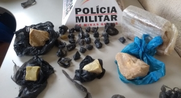  PM de Carmo do Paranaíba apreende aproximadamente 2 quilos de crack quando traficante enterrava a droga