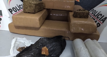 PM prende suspeito e apreende 5 quilos de maconha, dinheiro e três veículos