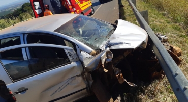 Após grave acidente, motorista com sintomas de embriaguez foge deixando passageiro ferido no carro