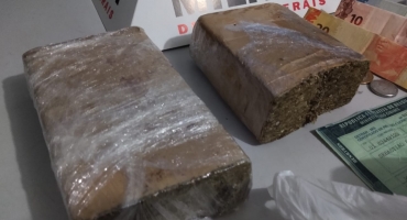 Homem é detido com quase 1 quilo de maconha e diz que a droga era para consumo próprio 