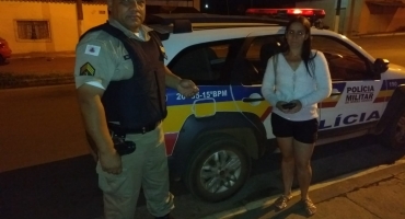 Moradora de Carmo do Paranaíba encontra carteira na rua contendo dinheiro e devolve ao proprietário Moradora de Carmo do Paranaíba encontra carteira na rua contendo dinheiro e devolve ao proprietário