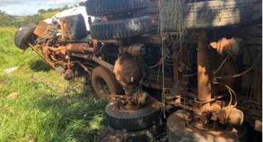 Caminhão tomba na MGC-354 no município de Presidente Olegário após sofrer falha mecânica 
