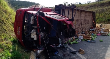 Caminhão carregado com bananas tomba e deixa casal e filha de um ano e nove meses com ferimentos graves 