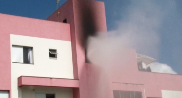 Incêndio no Bairro Laranjeiras em Patos de Minas destrói cômodo em cobertura de prédio