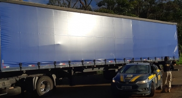 PRF de Patos de Minas apreende carreta com sinais de adulteração durante abordagem na BR-365