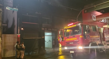 Corpo de Bombeiros é acionado para combater incêndio no Banco do Brasil em Patos de Minas
