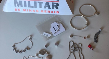 Mulher é presa após ser flagrada cometendo furtos em loja de Carmo do Paranaíba 