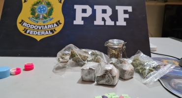 PRF de Patos de Minas aborda veículo na BR-365 e encontra Skunk, Ecstasy e maconha