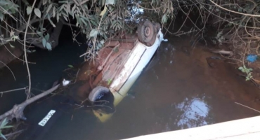 Motorista cai com carro dentro de córrego ao desviar de animal silvestre 