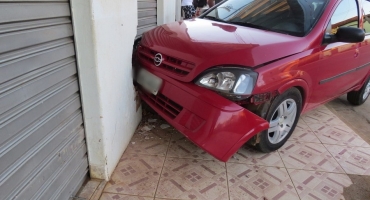 Motorista embriagado e inabilitado atinge carro e muro de residência em Carmo do Paranaíba