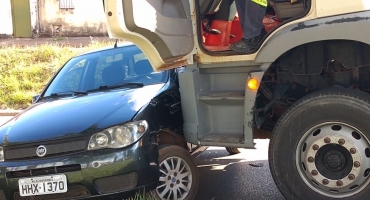 Carro é arrastado por 10 metros após se envolver em acidente com caminhão