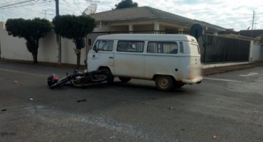 Acidente envolvendo três veículos deixa motociclista ferido na cidade de Patos de Minas