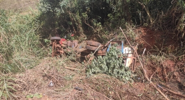 Passageiro morre em capotamento de caminhão na MG 235 em São Gotardo