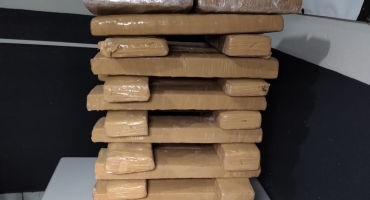 PM de Patos de Minas apreende mais de 40 quilos de maconha e leva suspeitos para a delegacia