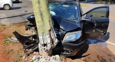 Com sinais de embriaguez motorista colide veículo contra poste de iluminação pública na Avenida Continental