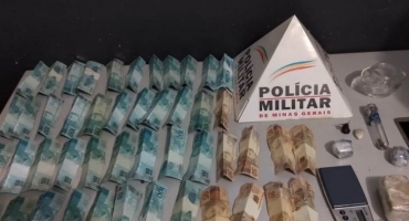PM apreende maconha e dinheiro e encaminha suspeitos de tráfico para a delegacia 
