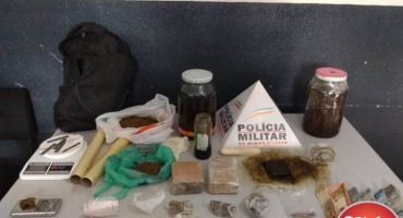 Delivery: PM prende primos suspeitos de vender drogas no centro de Patos de Minas