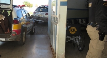 Mulher crava agulha de crochê na face de companheiro em Carmo do Paranaíba e acaba presa