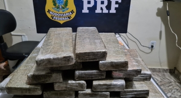 PRF de Patos de Minas apreende grande quantidade de maconha em bagageiro de ônibus na BR-365