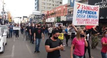 Empresários e funcionários protestam em Patos de Minas contra o novo decreto de fechamento do comércio Empresários e funcionários protestam em Patos de Minas contra o novo decreto de fechamento do comércio