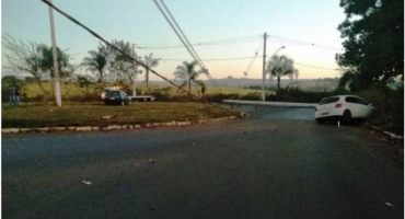 Motoristas colidem veículos na rotatória da estrada da Baixadinha em Patos de Minas